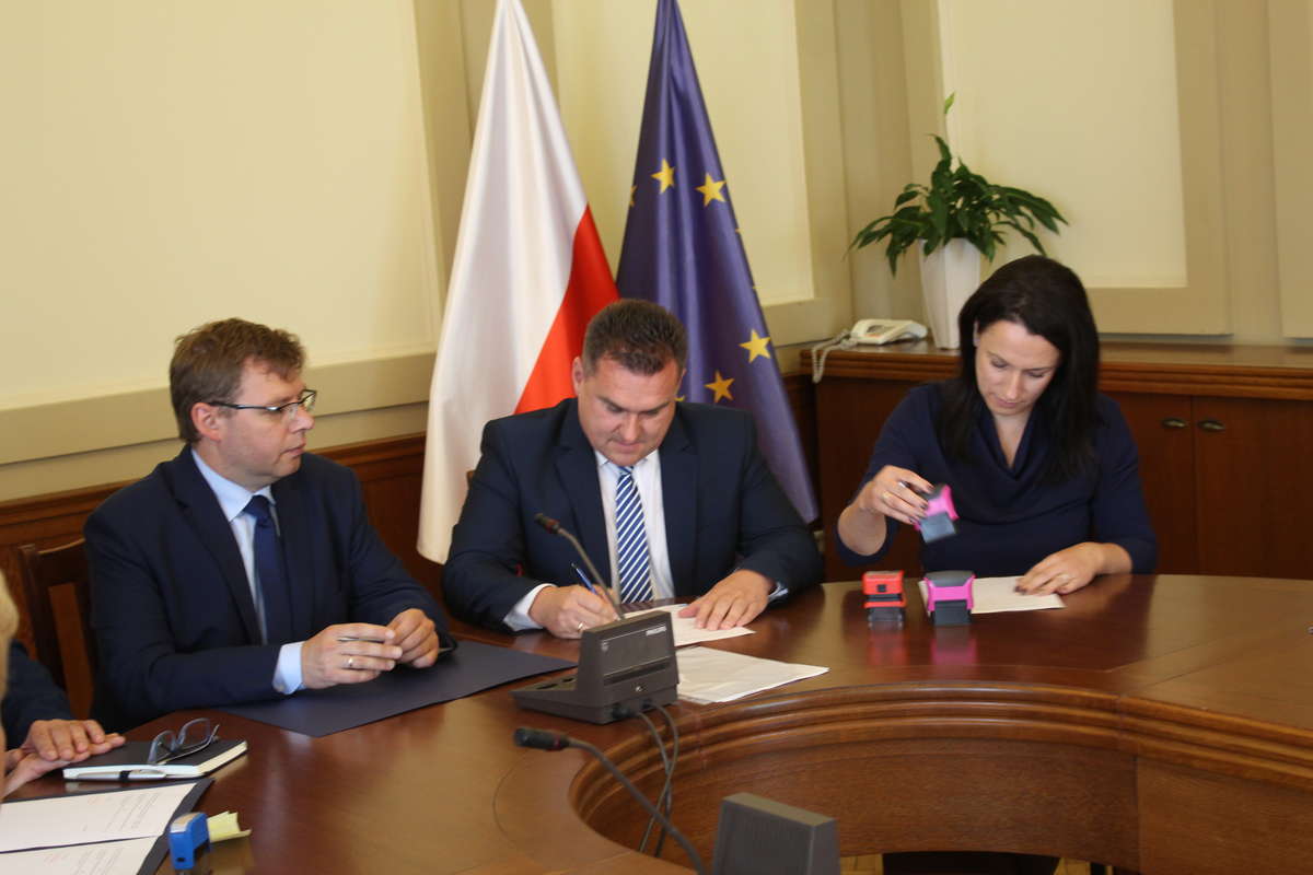 Wójt Gminy Lidzbark Warmiński Fabian Andrukajtis 3 lipca podpisał umowę z Wojewodą Warmińsko-Mazurskim Arturem Chojeckim