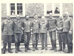 Zdjęcie zrobione na dziedzińcu pocztowym około 1943 r. Stoją od lewej elblążanie: Kolmsee, ?, Becker, Reiter, Kuckelies, Broschinski, Kempa i Krause
