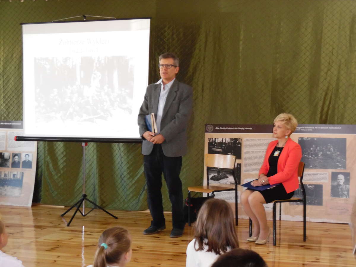 Uczniowie wystąpili z częścią artystyczną z okazji Dnia Nauczyciela