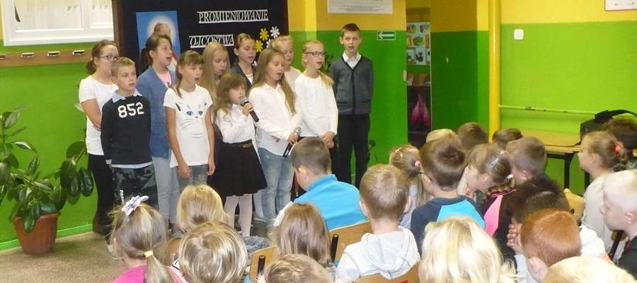 Występ uczniów na apelu w szkole w Zajączkowie