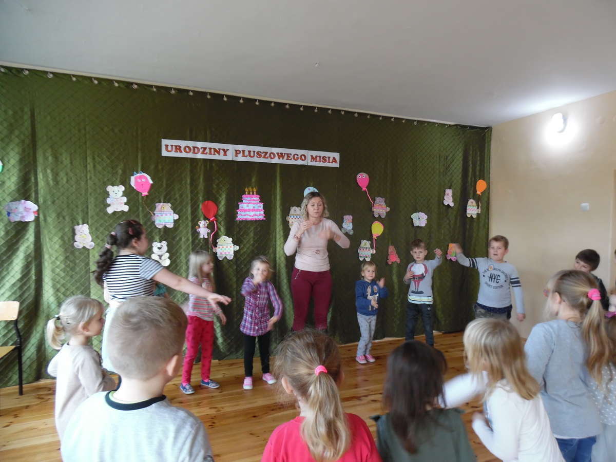Na pamiątkowej fotografii z pluszakami