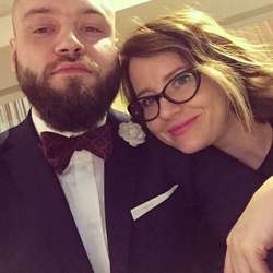 —Będzie niestandardowo, bo z żoną. Muszę się jakoś wyróżnić. Poza tym dzięki żonie zdjęcie będzie o wiele ładniejsze — pisze ksiądz.