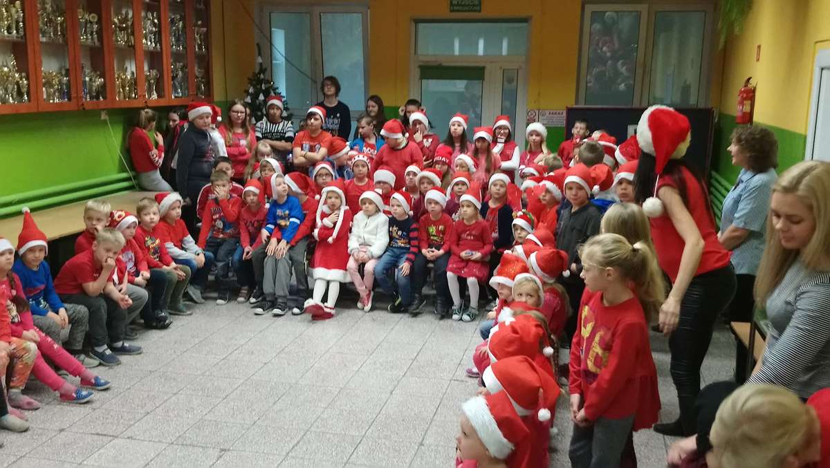 Uczniowie z Zajączkowa z Mikołajem