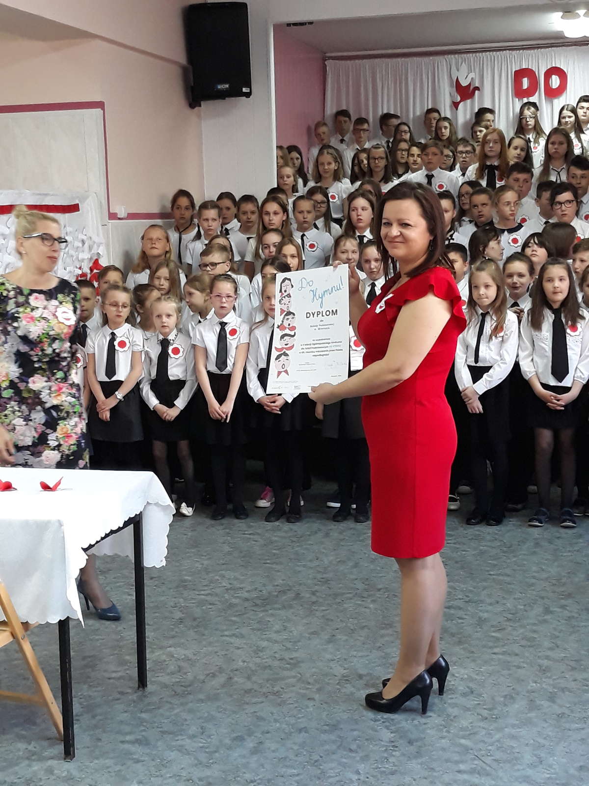 Uczniowie całej szkoły zaśpiewali: Hymn państwowy, Rotę oraz Gaude Mater Polonia
