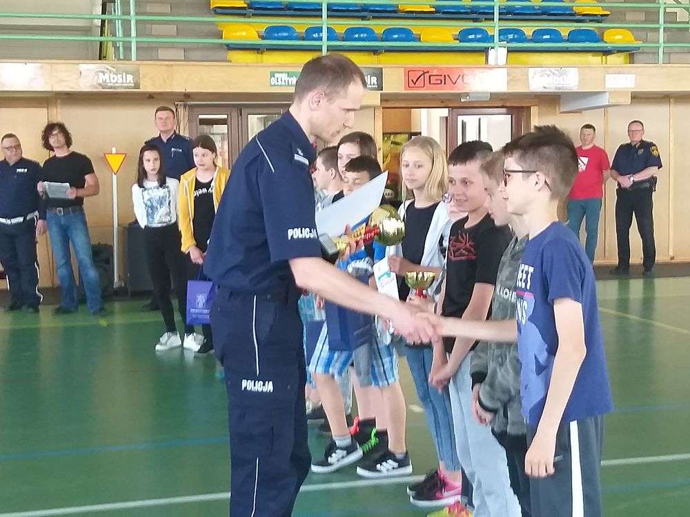Zwycięzcy etapu powiatowego - uczniowie z Mroczna z opiekunką