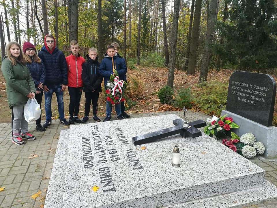 Uczniowie przy grobie księdza Janiszewskiego