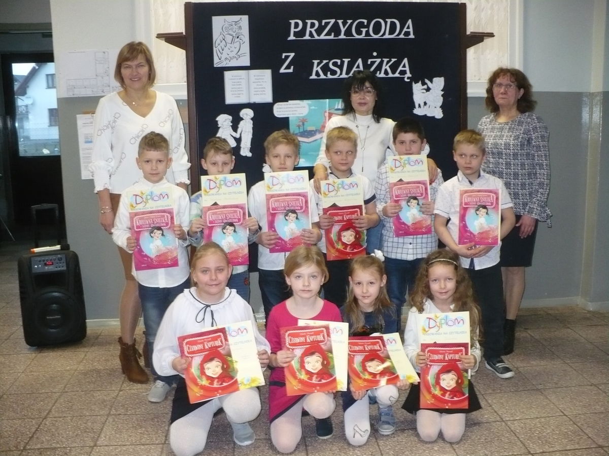 Pierwszoklasiści złożyli przyrzeczenie i zostali pasowani wielką książką przez bibliotekarkę