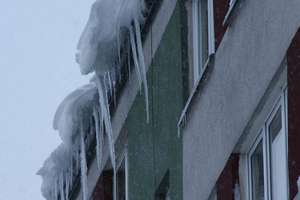 Strażacy przestrzegają: niebezpieczne sople i śnieg na dachach