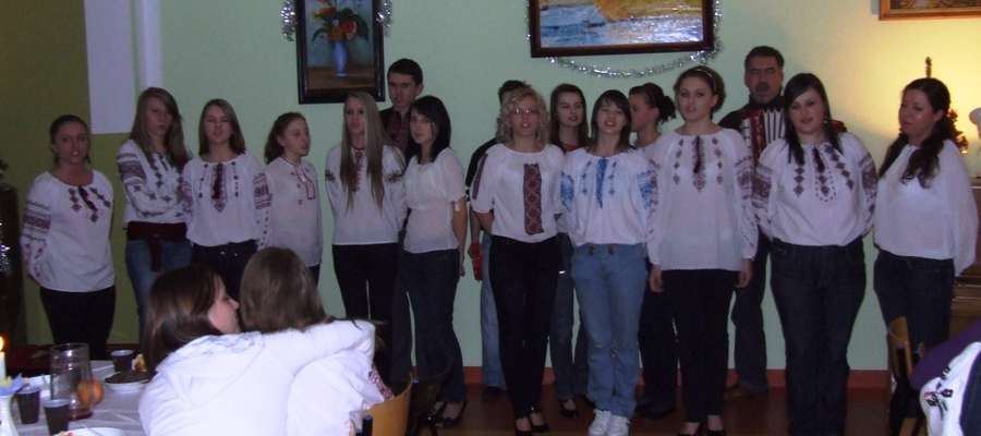 Górowo: Szczedryj Weczir w ukraińskiej szkole . Śpiewa Żurawka.
