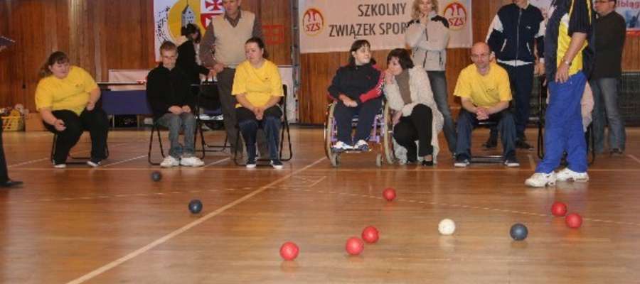 
Boccia to nie tylko gra zręcznościowa, ale także strategiczna — można przesuwać i wybijać kule przeciwnika