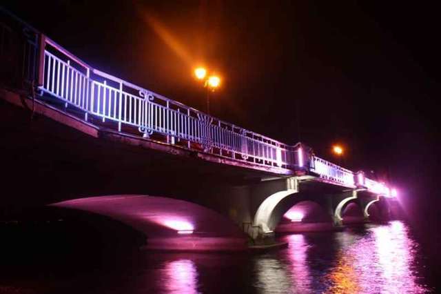 Ełk: podświetlony most na jeziorze Ełckim