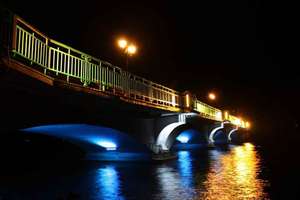 Ełk: Zabytkowy most lśni kolorami