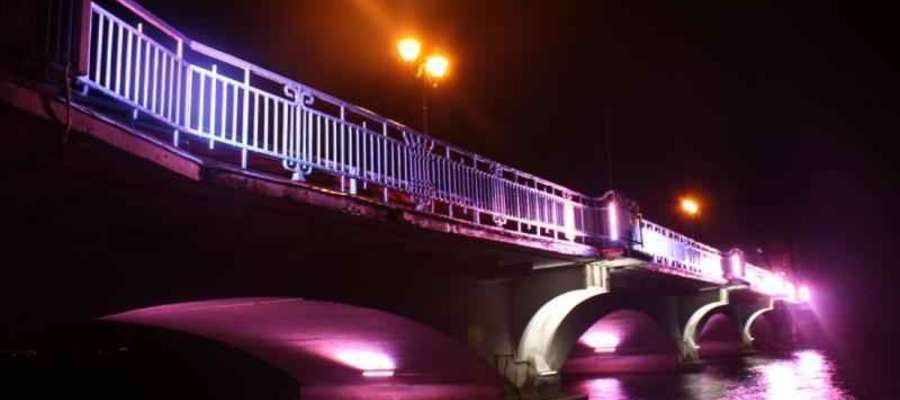 Ełk: podświetlony most na jeziorze Ełckim