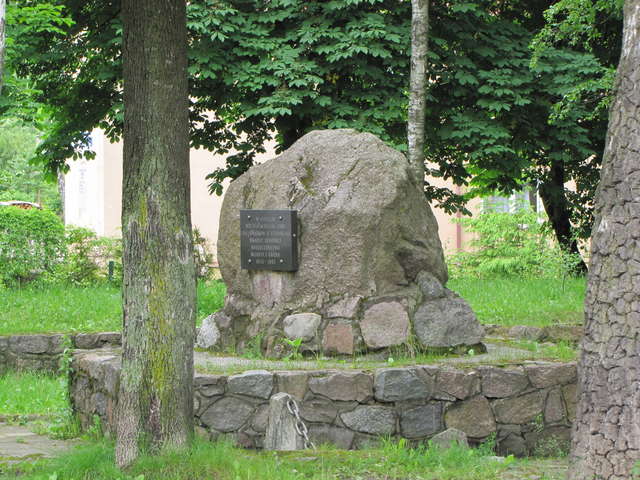 Ryn: pomnik wyzwolicieli i utrwalaczy komunizmu  - full image