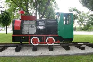 Olecko: Stara lokomotywa stojąca w parku przy dworcu kolejowym 