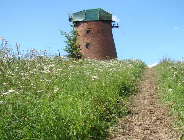 Chętni mogą zwiedzić m. in. holenderski wiatrak w Łąkorzu - full image