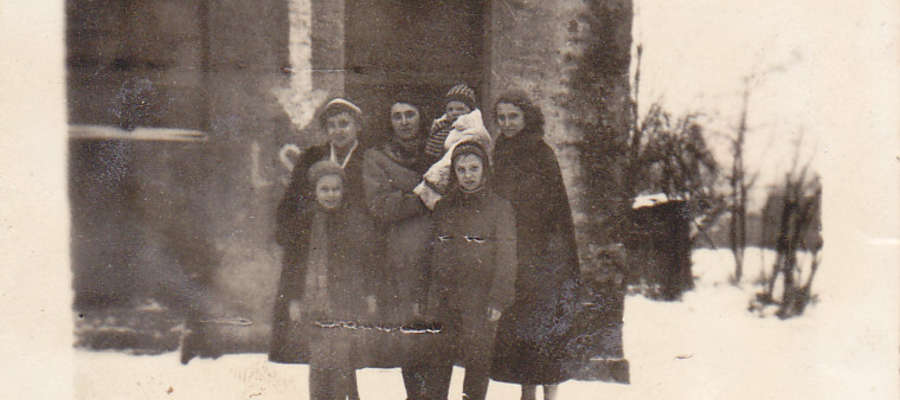 Przed domem przy ul Żeromskiego 10. Od lewej: córka Danuta, matka Leontyna Michalska, córka Ewa, córka Urszula, poniżej N.N., syn Tadeusz. Nidzica ok. 1957