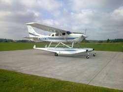 Ten nietypowy wodnosamolot typu Cessna wylądował w Gryźlinach. Zatankował i poleciał do Mikołajek, gdzie wylądował na jeziorze Tałty