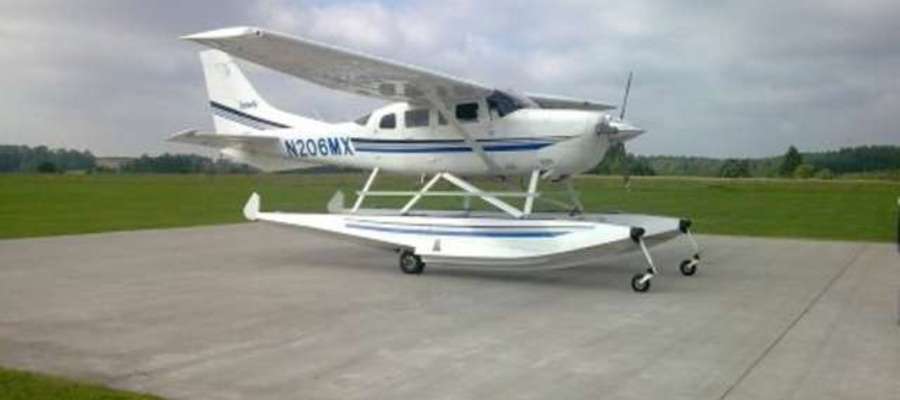 Ten nietypowy wodnosamolot typu Cessna wylądował w Gryźlinach. Zatankował i poleciał do Mikołajek, gdzie wylądował na jeziorze Tałty