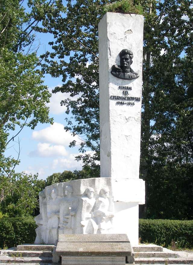 Pomnik gen. Czerniachowskiego w Pieniężnie - full image