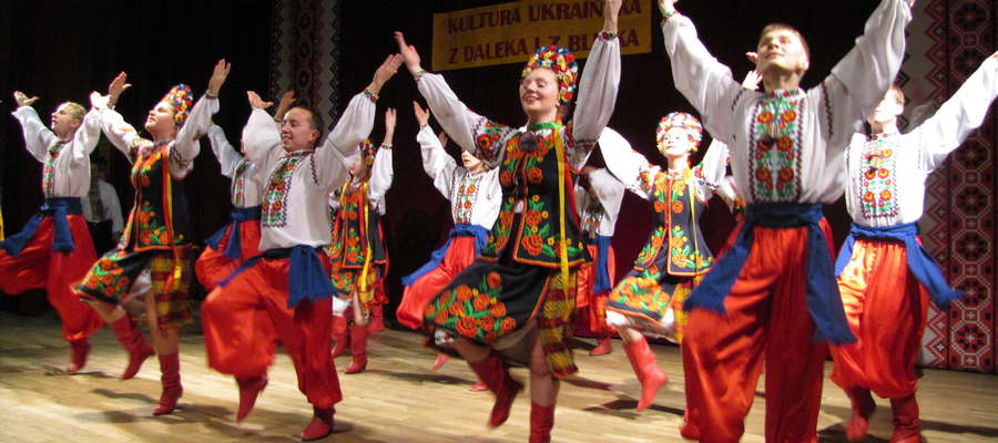Zespół Tańca Ludowego "Czeremosz" na scenie Węgorzewskiego Centrum Kultury