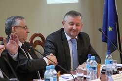 Sławomir Jezierski (z lewej) i Maciej Romanowski nadal będą pełnili najważniejsze funkcje w zarządzie powiatu elbląskiego