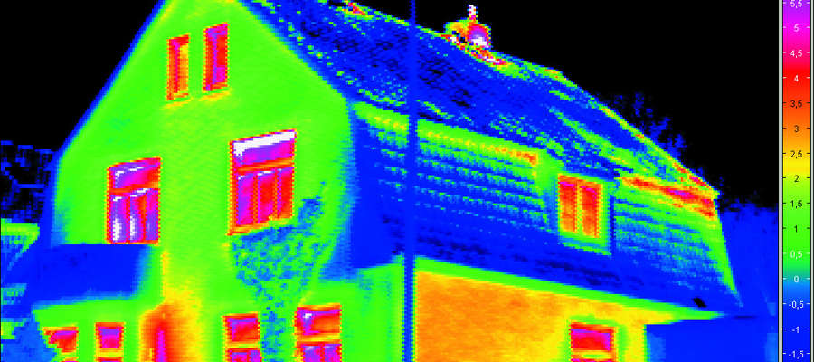 Zdjęcia termograficzne budynku po jego ociepleniu pokazują, jak zmniejszyły się straty ciepła przez ściany i połać dachową