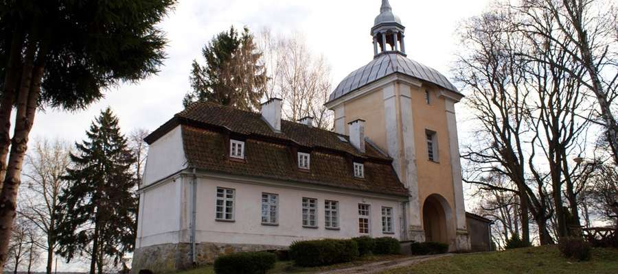 Wieża bramna pałacu w Smolajnach