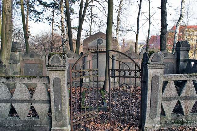 Mrągowo: tyle zostało po cmentarzu ewangelickim - full image