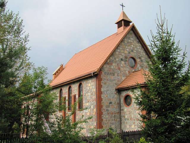 Zimna Woda: kościół św. Huberta - full image