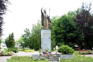 Mrągowo: pomnik Jana Pawła II