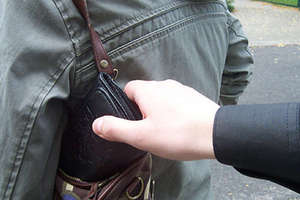 Na zakupach ktoś ukradł jej portfel i 700 zł. Policja ostrzega: świąteczne zakupy to raj dla kieszonkowców