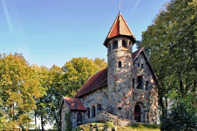 Rasząg: kamienny kościół ewangelicki - full image