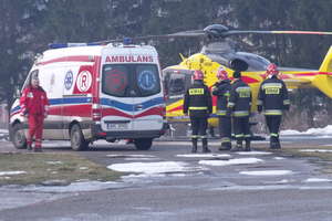 Wypadek na DK 51. Ciężarna kobieta przetransportowana helikopterem