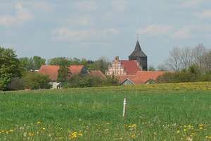 Sułowo: wieś z kościołem św. Krzyża z XIV wieku