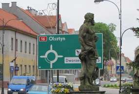 Rzymscy bogowie na ulicy w  Iławie