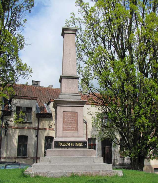 Reszel: pomnik poległych z 1906 roku - full image