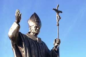 Pieniężno: pomnik Jana Pawła II