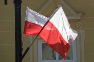 Ukradł flagę Polski sprzed budynku policji. Grozi mu rok pozbawienia wolności