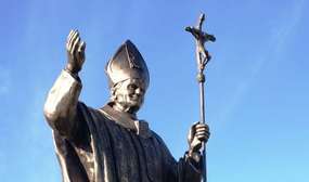 Pomnik Jana Pawła II w Pieniężnie