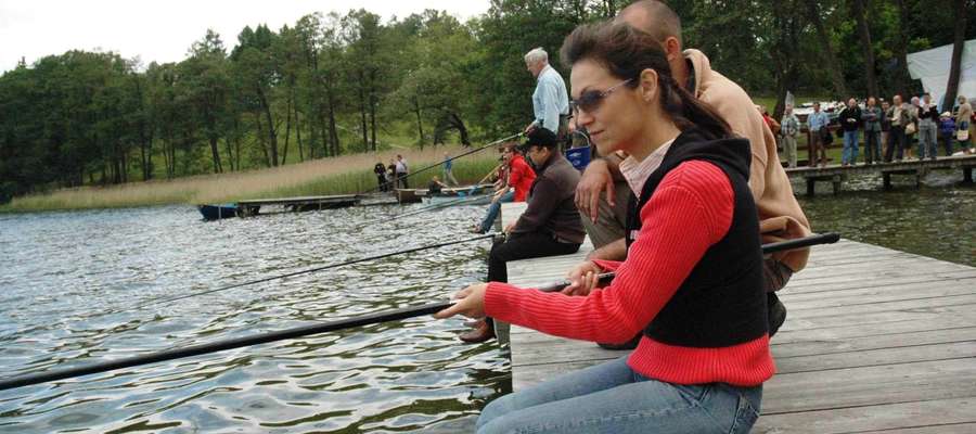 Olga Bończyk łowi ryby nad Szelągiem Małym