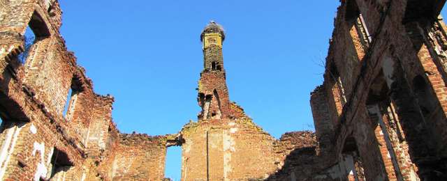 Słobity: ruiny pałacu rodu Dohnów
