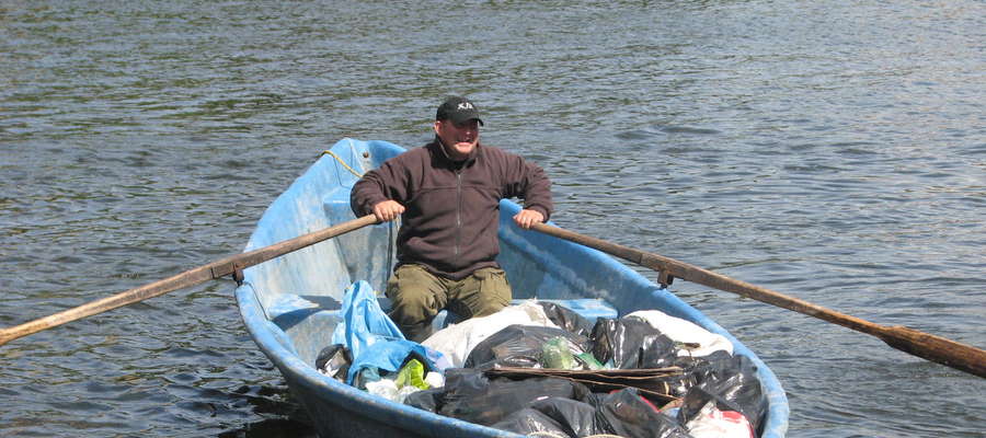 W latach ubiegłych podczas wielkiego sprzątania jezior w Mikołajkach wyciagano worki śmieci.