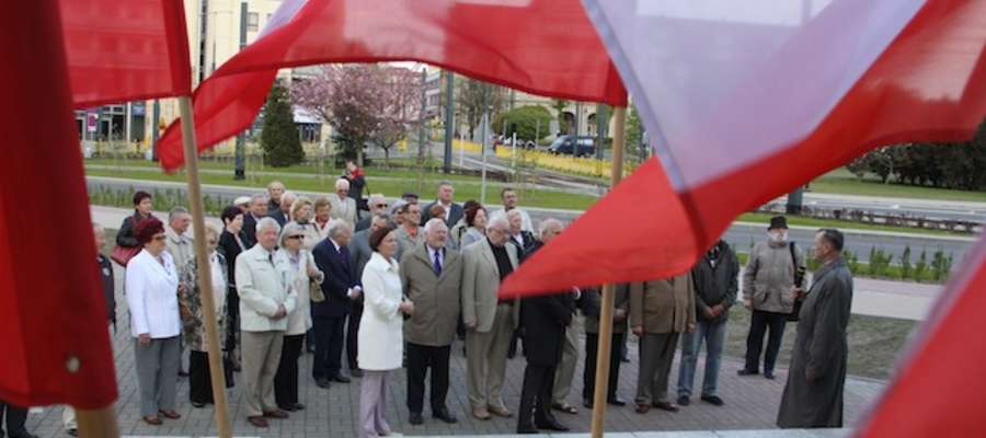 Elbląska Lewica złożyła kwiaty pod Pomnikiem Odrodzenia