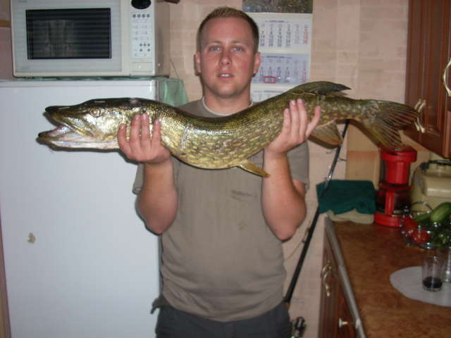 Tego dorodnego szczupaka o długości 92 cm i wadze 4,20 kg złapano w jeziorze Czos