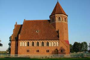 Wiśniowo Ełckie: kościół z czerwonej cegły