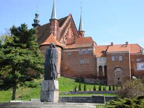 Pomnik Kopernika we Fromborku