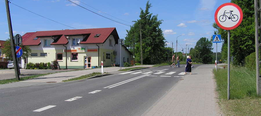 Po jednej stronie ulicy znajduje się znak informujący o zakazie ruchu pieszych, po drugiej - o zakazie ruchu rowerów 
