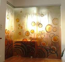 Ścianka działowa to przykład atrakcyjnego wykorzystania barwionego szkła hartowanego w aranżacji domu