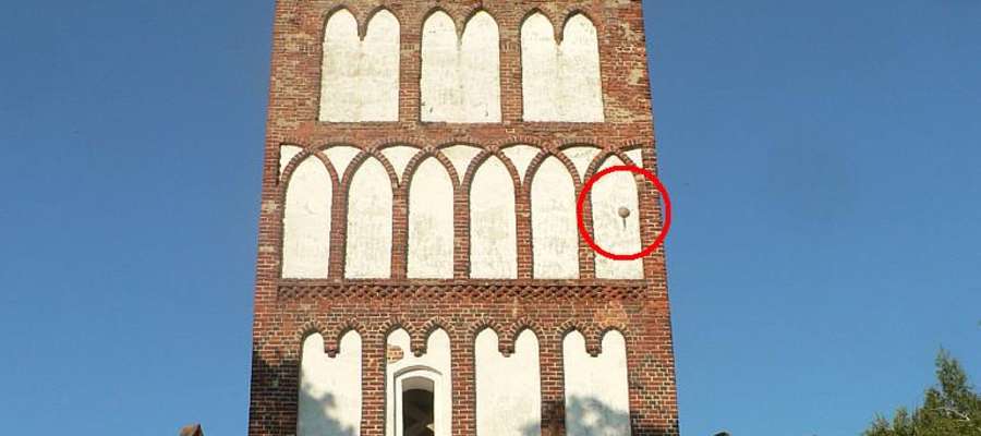 Kula była w widocznym miejscu w murze wieży, na zdjęciu zakreśliłem ją czerwonym kółkiem